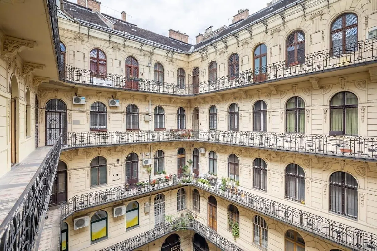 Boutique Luxury - Central & Quiet Budapest Apartment
