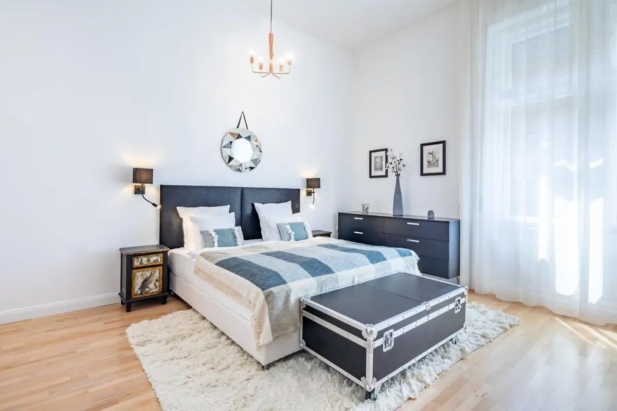 Boutique Luxury - Central & Quiet Budapest Apartment